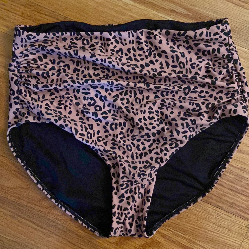 Janela bay ruched leopard high waisted bottoms